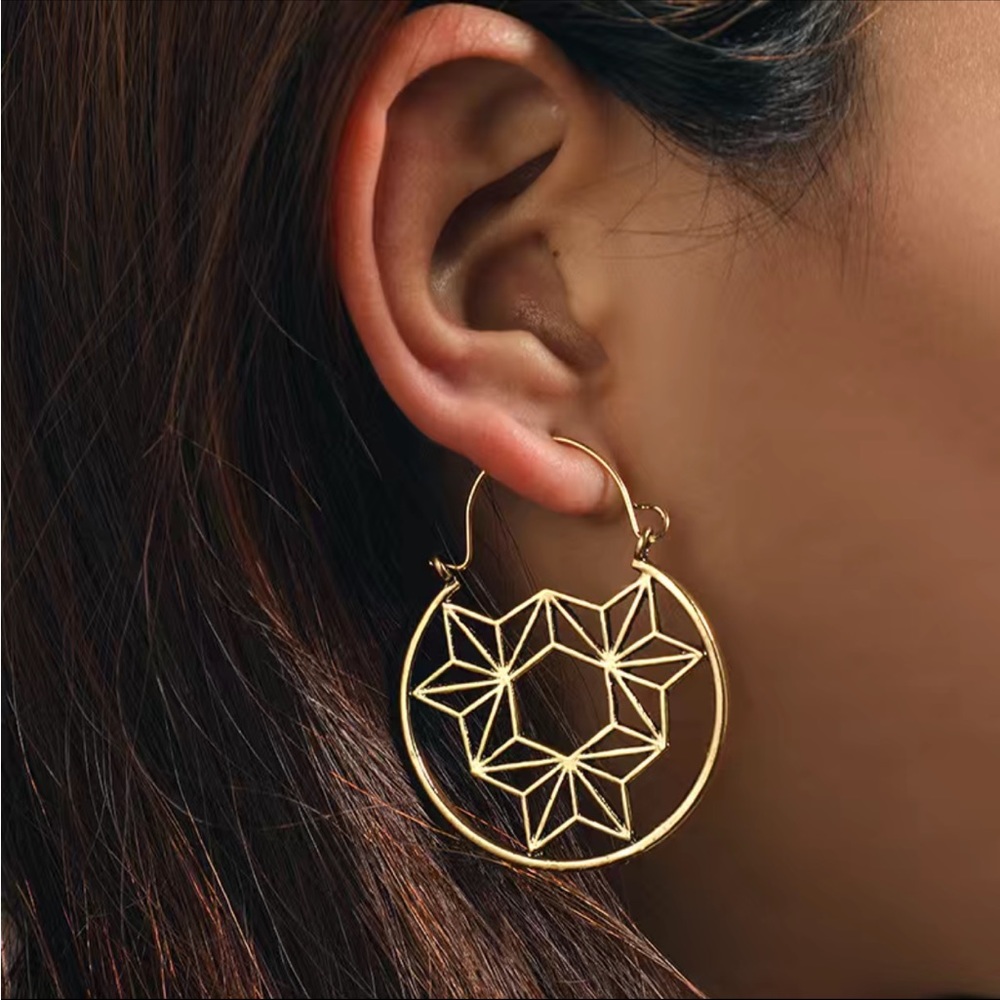 Gold Cutout Geometric Flower Drop Earrings